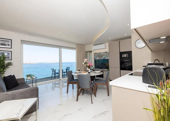 Ivory Suite Seafront With Views!- Fl 10 By Homely