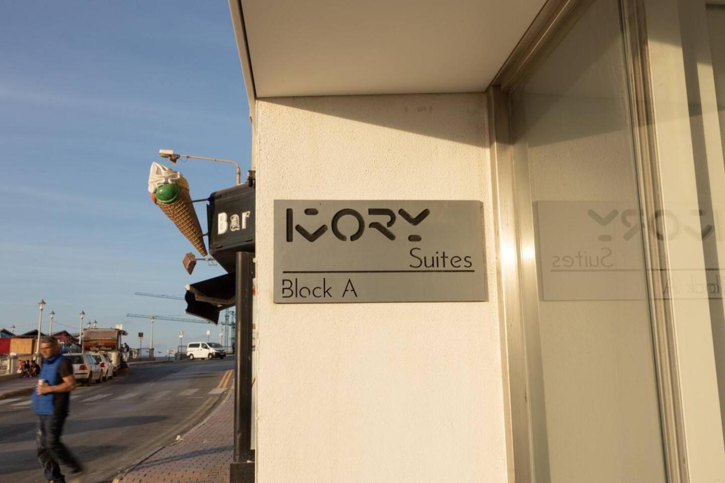 Ivory Seafront With Views!- Fl 10 By Homely *