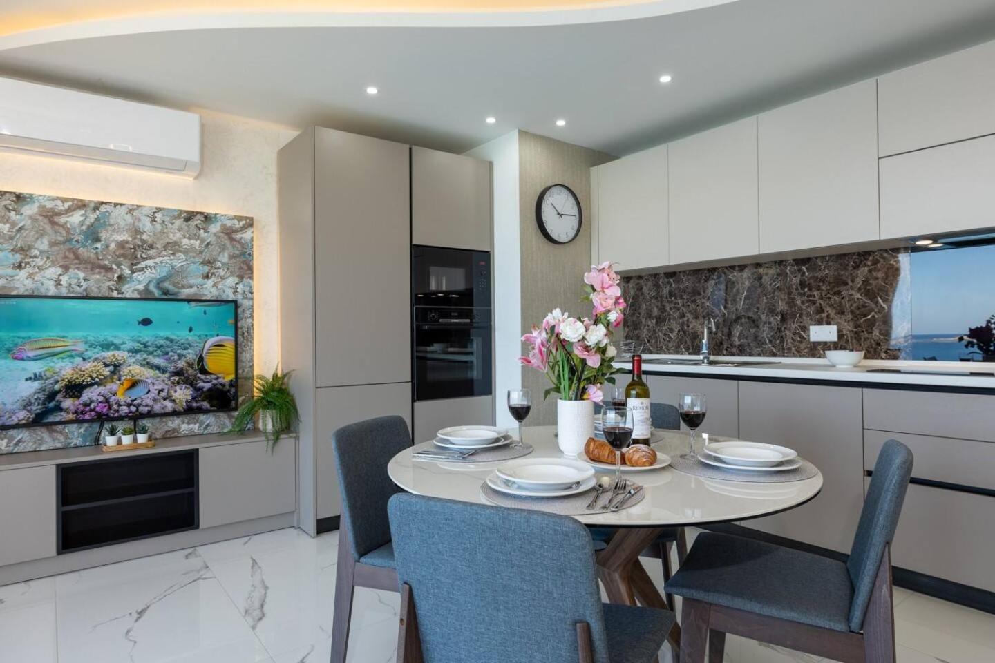 Ivory Seafront With Views!- Fl 10 By Homely *